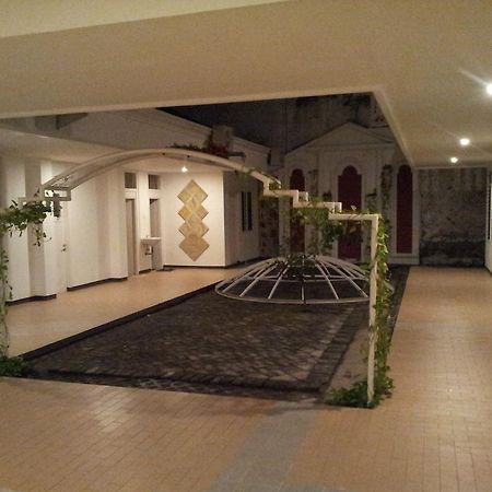 Loxy Inn Сурабая Екстериор снимка