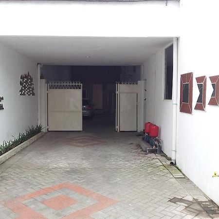 Loxy Inn Сурабая Екстериор снимка